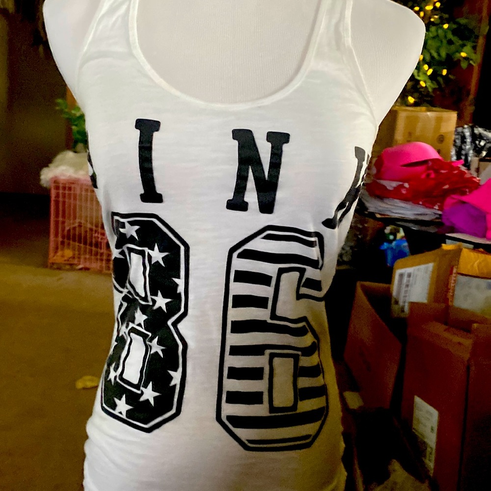 This is muscle top black and white size xs from Victoria Secret.Pink